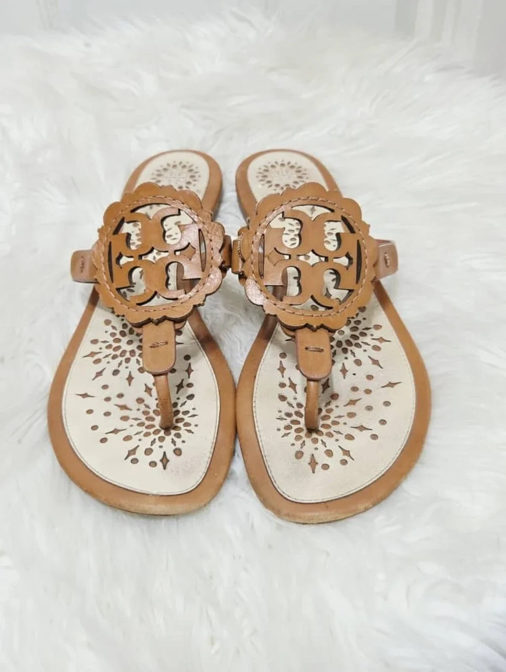 Tory Burch Miller Leather Scallop Logo Flat  Sandal Thong Tan/Cream Size 9M $225